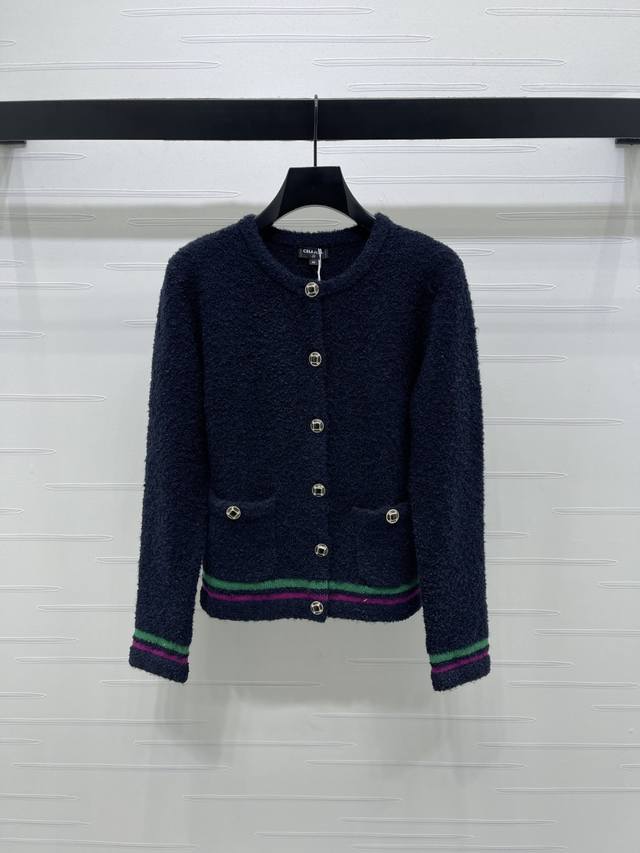 上新原单高端品质 Chane* 2025秋冬最新系列！软糯圆领针织开衫！Coco滑雪系列 定制羊绒纱线织造，密度细针织造，清晰毛感肌理，软糯质地，舒适亲肤，圆领