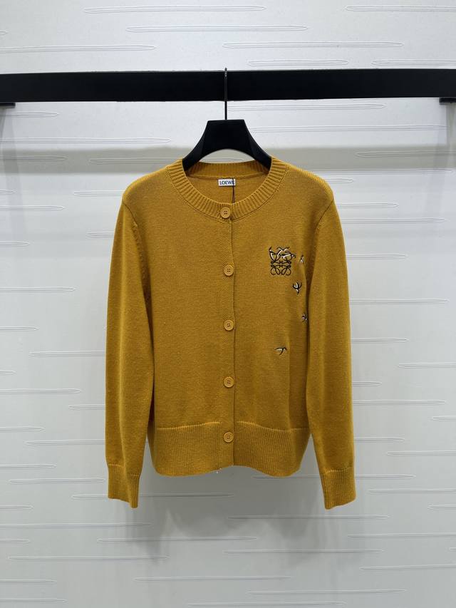 上新原单高端品质Loew*2025秋冬最新系列！圆领针织长袖开衫！定制羊毛针织织造 柔软亲肤 舒适有型 圆领短袖版型 胸前刺绣图腾徽标装饰 展现品牌魅力 俏皮减