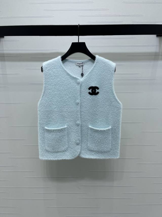 上新原单高端品质 Chane* 2025秋冬最新系列！毛绒绒圆领背心马甲！定制羊毛混纺纱线材质织造 光滑细腻 柔软舒适 质感十足 通体大身纯色双口袋包扣胸前刺绣