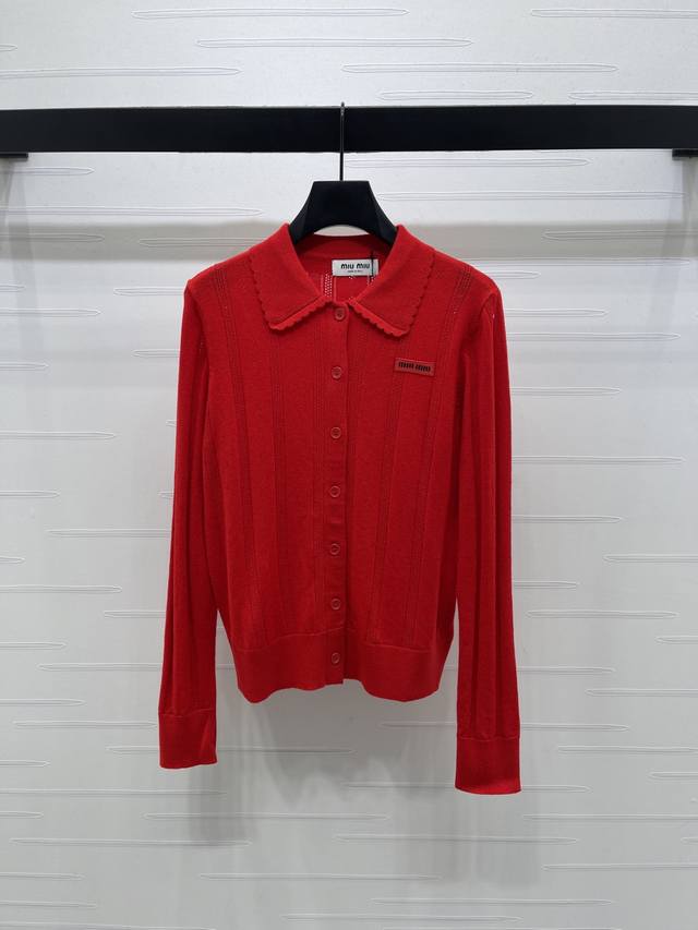 上新原单高端品Miumi* 2025秋冬最新系！镂空针织开衫！定制羊毛针织材质 细腻柔软 弹力十足 精致翻领长袖开衫版型 领口波浪花边细节满分 大身竖式排列的镂