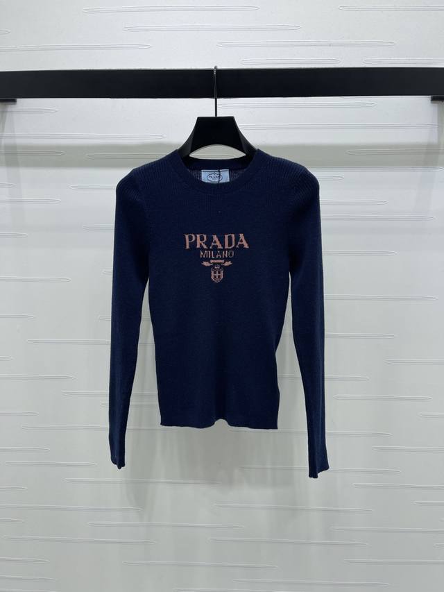 上新原单高端品质 prad* 2025秋冬最新系列！修身针织圆领打底衫！定制羊毛材质 质感舒适 弹力十足 修身圆领打底裁剪 胸前撞色字母徽标 凸显品牌格调 领口