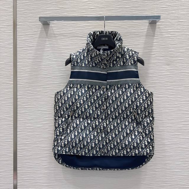 Christian Dio* 2025秋冬新款羽绒马甲Dioralps限定系列，经典提花面料，设有实用的拉链口袋，背面饰以Christiandior标志，正面按
