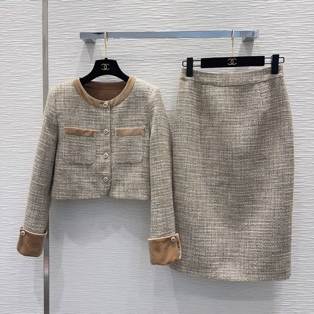 Chane* 2025Fw新款套装 小香风法式 经典造型 一眼就爱上了，版型设计能很好的修饰颈部线条，上身气质立马提升，定制纽扣，版型上身巨好看，颜色超显白 S