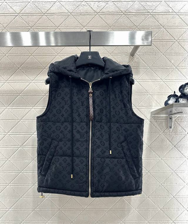 Louis Vuitto*2025新品上架 连帽提花羽绒马甲 定制Yb提花尼龙材质，羽绒填充内里，整件轻盈保暖，连帽抽绳直筒马甲，暖和不显臃肿，穿搭性更强，通体