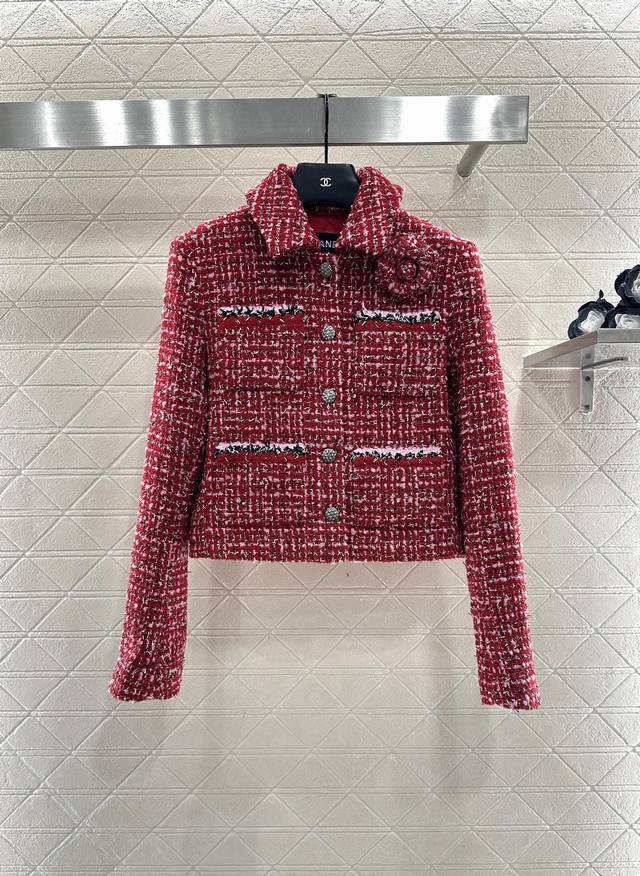 Chane*2025新品上架 山茶花胸针翻领编织洋装 定制Yb进口粗纺羊毛呢材质，质感高级，品相十足，翻领洋装外套版型，垫肩设计贴合人体，更显身姿纤细挺拔，大身