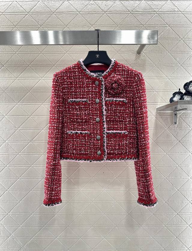 Chane*2025新品上架 山茶花胸针圆领编织洋装 定制Yb进口粗纺羊毛呢材质，质感高级，品相十足，圆领洋装外套版型，垫肩设计贴合人体，更显身姿纤细挺拔，大身