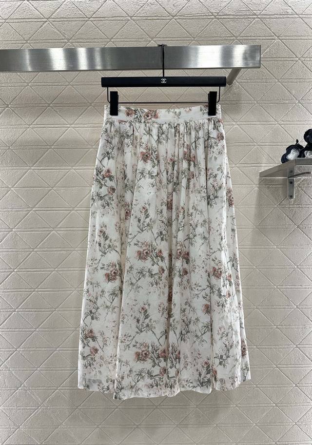 Dio*2025新品上架 堆叠领碎花衬衣半裙套装 定制Yb斜纹全棉材质，质感光泽，舒适透气，长袖衬衫版型，下摆前短后长，利落宽松廓形裁剪，大身经典素色打底，点缀