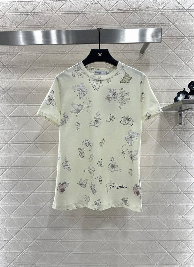 Dio*2025新品上架 圆领印花 定制Yb斜纹全棉材质，质感高级，柔软舒适，常规短袖T恤裁剪，采用克重棉制成，略带有弹力，呈现显瘦视觉效果，大身以彩色多姿态蝴