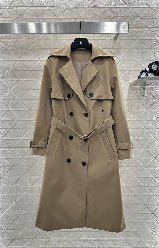 Dio*2025新品上架 腰带长款风衣外套 定制Yb进口风衣材质，工艺处理，挺括有型，翻领长款腰带风衣，领口配对称翻折披肩设计，前襟印刻圆扣搭配斜插口袋，提升衣