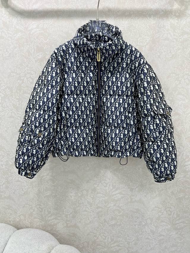 Dio*25秋冬新款羽绒服 90白鸭绒 满幅D字母提花连帽羽绒 打造视觉层次感 袖子口袋设计 穿出利落又帅气十足的造型感 自带复古的时髦感 细节到位保暖质感挺阔