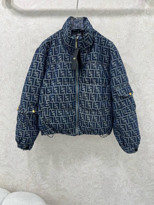 Fend*25秋冬新款羽绒服 90白鸭绒 双F提花牛仔连帽羽绒 打造视觉层次感 袖子口袋设计 穿出利落又帅气十足的造型感 自带复古的时髦感 细节到位保暖质感挺阔