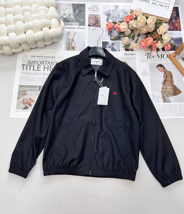 Celine2025Ss新款刺绣徽标衔棉夹克外套，定制Yb进口丝棉材质 质感细腻 垂感十足 穿搭更为舒适 拉链飞行夹克版型 落肩翻领设计 内里衔棉 通体浅卡其和