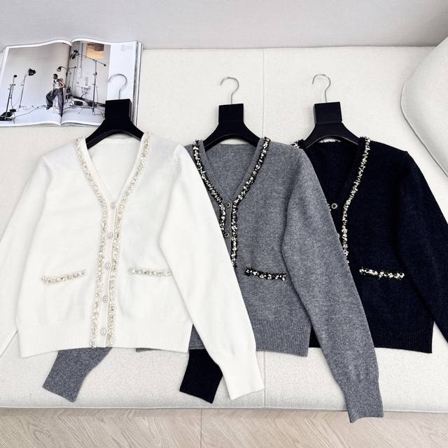 Max 25Ss 秋冬最新款重磅镶边装饰V领开衫软糯厚实的手感超赞 进口机织编织织法 版型高级时髦又百搭 白富美必备时髦高级单品 三色现货发售Sml S码肩宽4