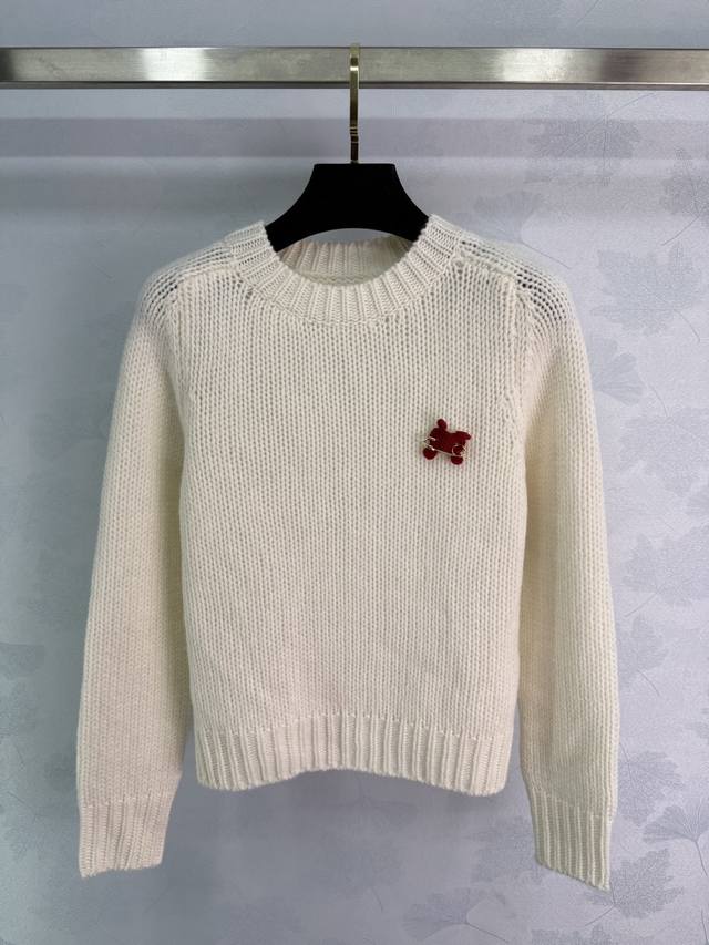 Celin* 25Fw秋冬新款 凯旋门别针圆领套头羊毛针织衫丨独家Yb开发！高版出品！米白羊毛针织的蓬松肌理，裹住秋冬的柔软暖意；胸前红色凯旋门钩针别针是点睛之