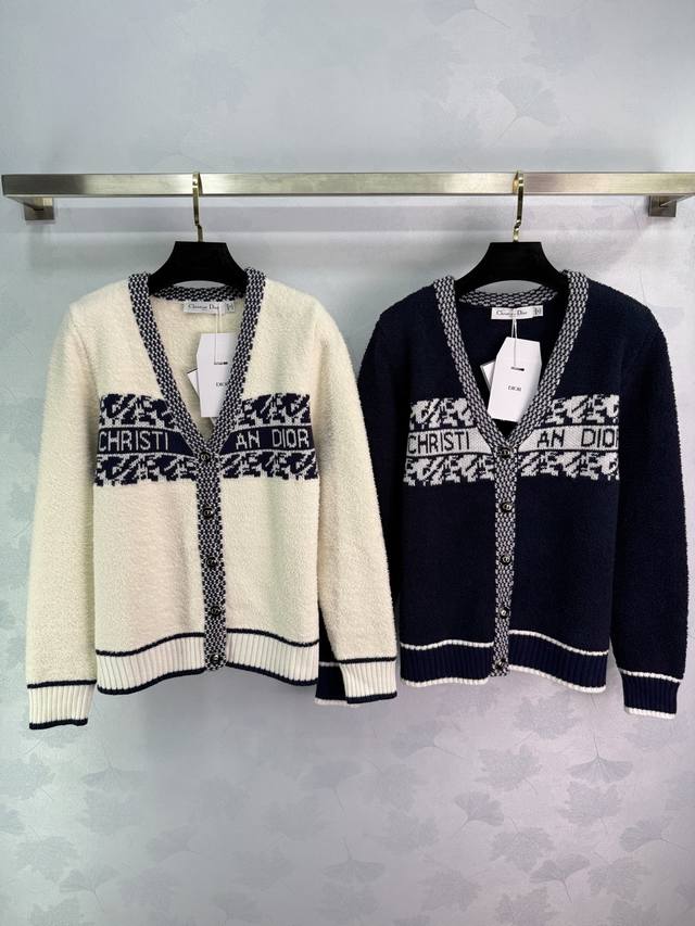 Dio* 2025秋冬新款V领撞色Logo针织开衫！老花迷必入！定制经典字母纽扣装饰设计，演绎低调内敛不费力的时髦感！拼色的鲜明设计轻松点亮时髦造型！2色3码S