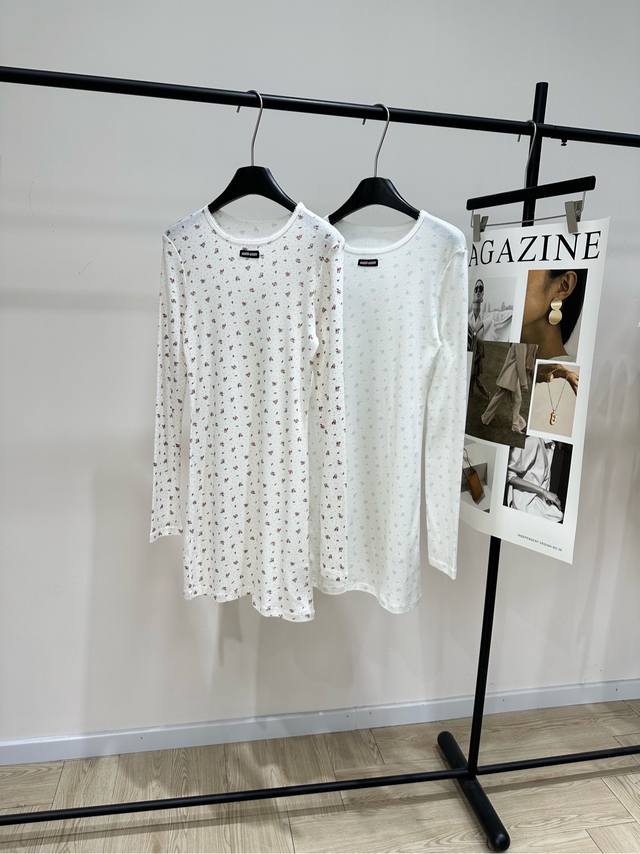 M小碎花徽标长袖弹力T裙 ，面料：棉+氨纶 颜色：棕色、浅蓝 Miu 2025秋冬Holiday系列碎花长袖 轻薄针织材质，柔软舒适 复古小碎花图案超有少女感圆