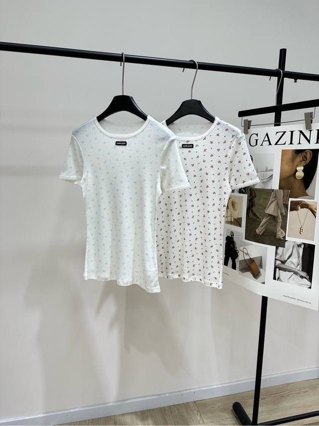 M小碎花徽标圆领短袖T ，面料：棉+氨纶 颜色：浅蓝、棕色 Miu碎花短袖T恤 轻薄针织材质，柔软舒适，春夏穿超合适 清新碎花+圆领钩针细节 甜美学院风满满 胸