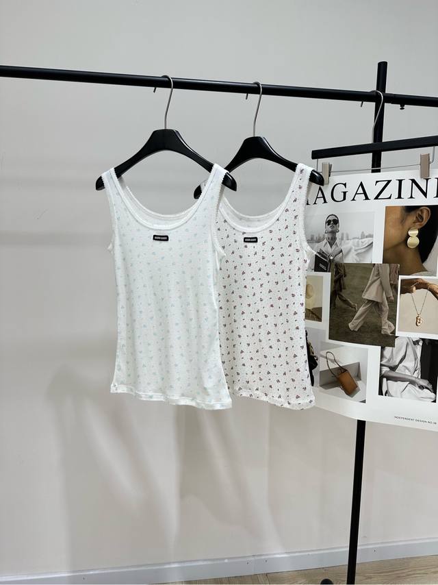 M小碎花徽标弹力背心 ，面料：棉+氨纶 颜色：浅蓝、棕色 Miu碎花背心，轻薄透气面料 浅白底配淡蓝小花 清新甜美少女感满分 圆领无袖设计，贴合身形 春夏单穿或