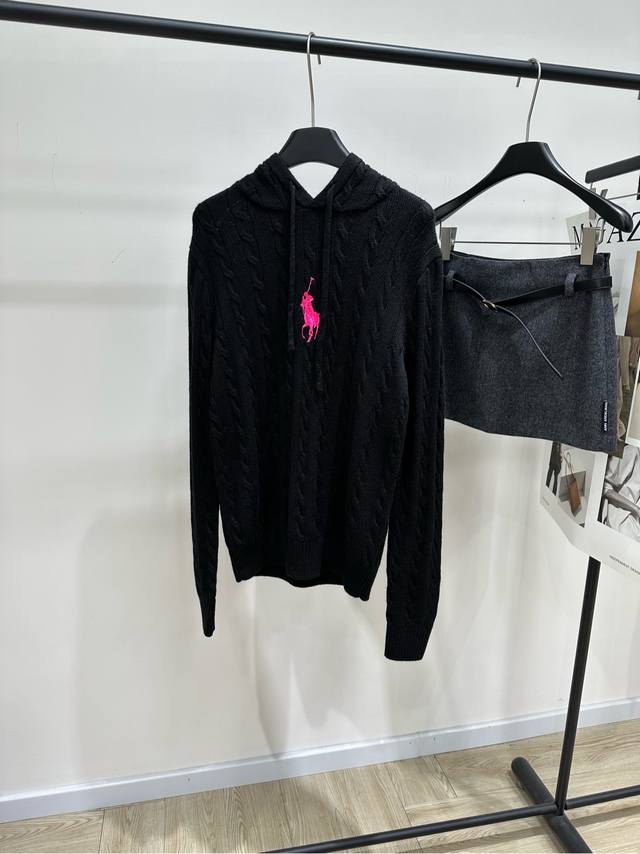 polo粉马刺绣黑色连帽毛衣 ，面料：羊毛混纺 颜色：黑色 polo Ralph Lauren pink pony慈善系列连帽毛衣， 黑色主色+粉色小马刺绣 简