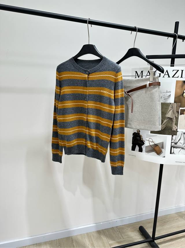 M黄灰条纹圆领单排扣开衫 ，面料：羊绒 颜色：黄灰条纹 Miu这款条纹针织开衫，黄灰白配色超复古 羊毛混纺材质柔软又保暖 秋冬穿刚刚好圆领+单排扣设计 穿脱方便
