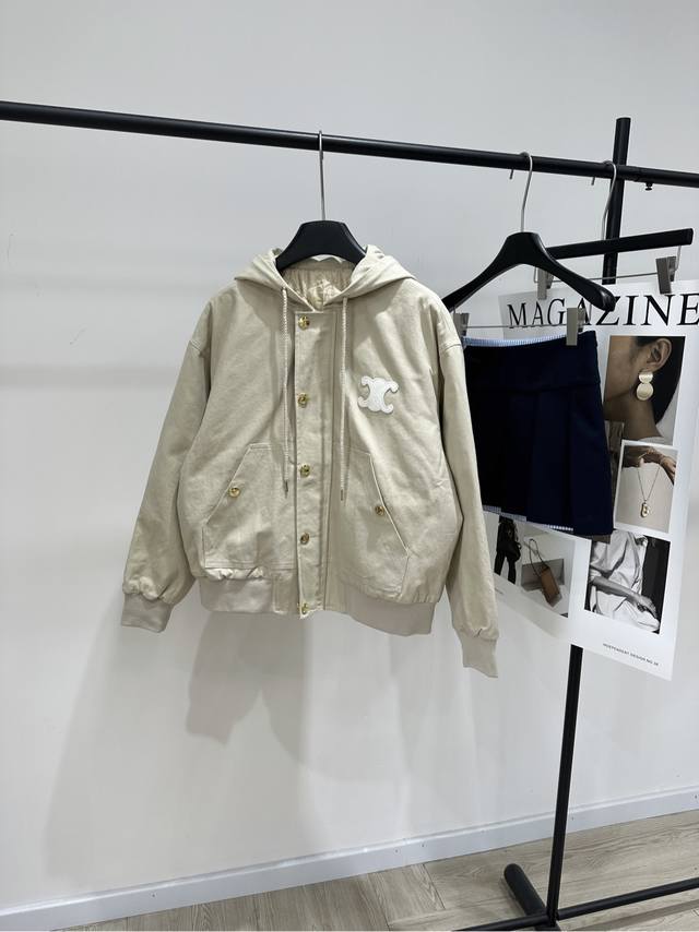 Ce米杏色凯旋门连帽夹克棉服 ，面料：棉 内里夹棉 颜色：米杏色 Celine 25秋冬凯旋门连帽外套 主打色系，优质面料柔软舒适 金属纽扣+凯旋门刺绣超有辨识