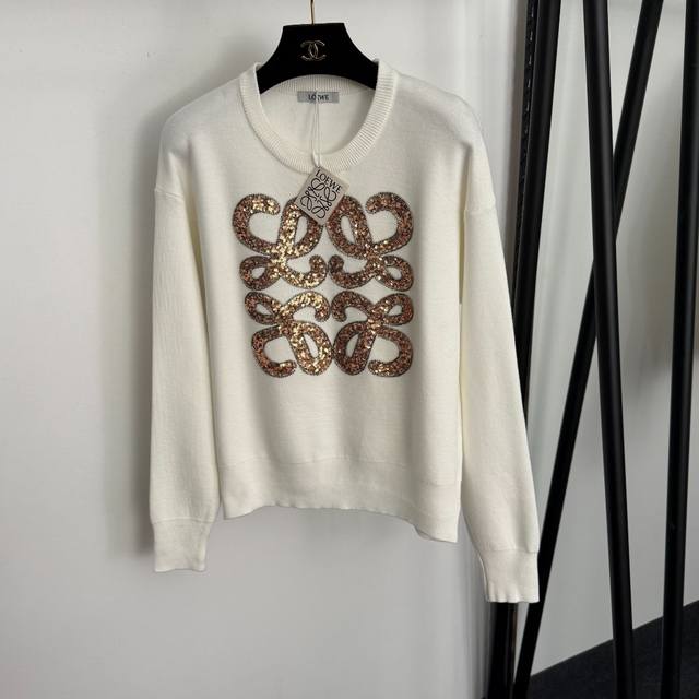 款号20257249 Loew*新款 亮片钉珠Logo套头长袖针织衫，白色，红色，灰色，黑色， 均码：肩宽49，胸围102，袖长54，长59；重量：0.405K