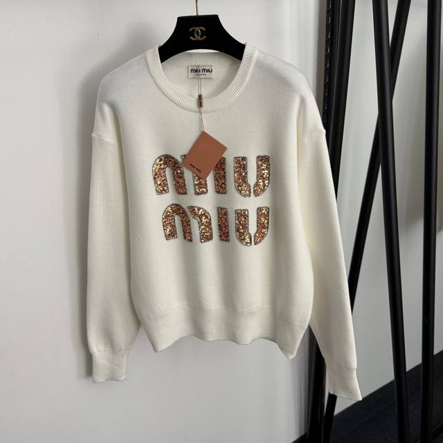 款号20257248 Miumi*新款 亮片钉珠Logo字母套头长袖针织衫，白色，红色，灰色，黑色， 均码：肩宽49，胸围102，袖长54，长59；重量：0.4