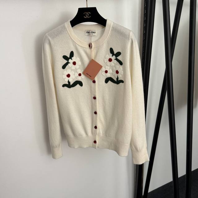 款号20257232 Miumi*新款 甜美小花朵刺绣立体图案长袖羊毛针织开衫，米白色，藏蓝色，深灰色， 均码：肩宽36，胸围96，袖长61，长58；重量：0.