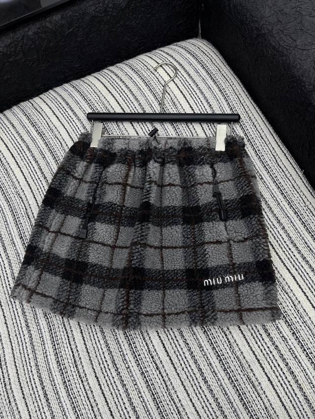 爆款现货 原版定制 Miu Mi *｜2025新品摇粒绒松紧半裙 对比品质 定制高品质材质 质感舒适挺括 轻盈好穿 A字版型 细节美到爆 撞色系考验做工，尽显品