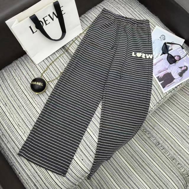 强烈推荐 25年早秋冬系列 Loe*新款条纹松紧腰阔腿裤 刺绣字母Logo点缀 Sml .