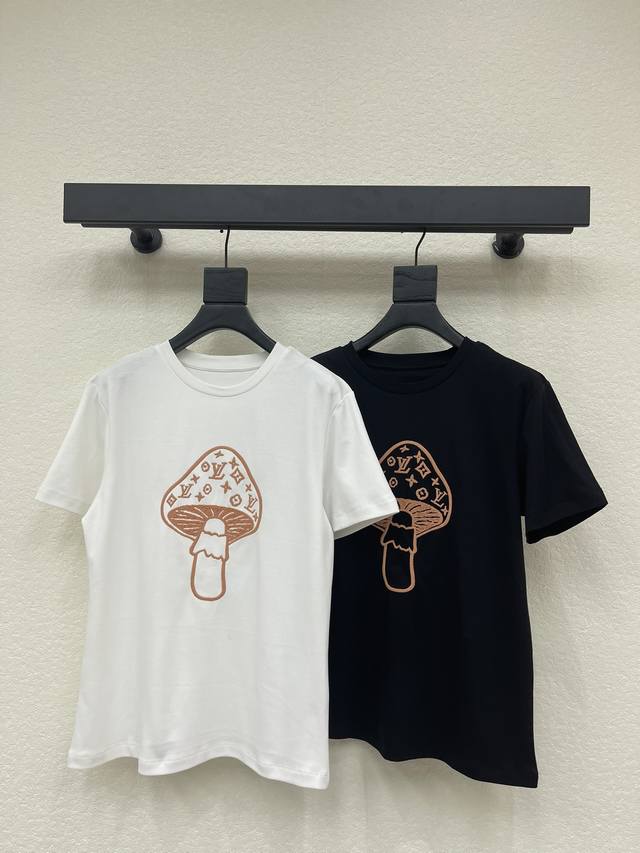 Louis Vuitto*26早春新款蘑菇刺绣字母短袖T恤 高密度时髦运动风 每个日常的穿搭 俏皮减龄充满元气的设计元素 高品质 尺码Sml Aa