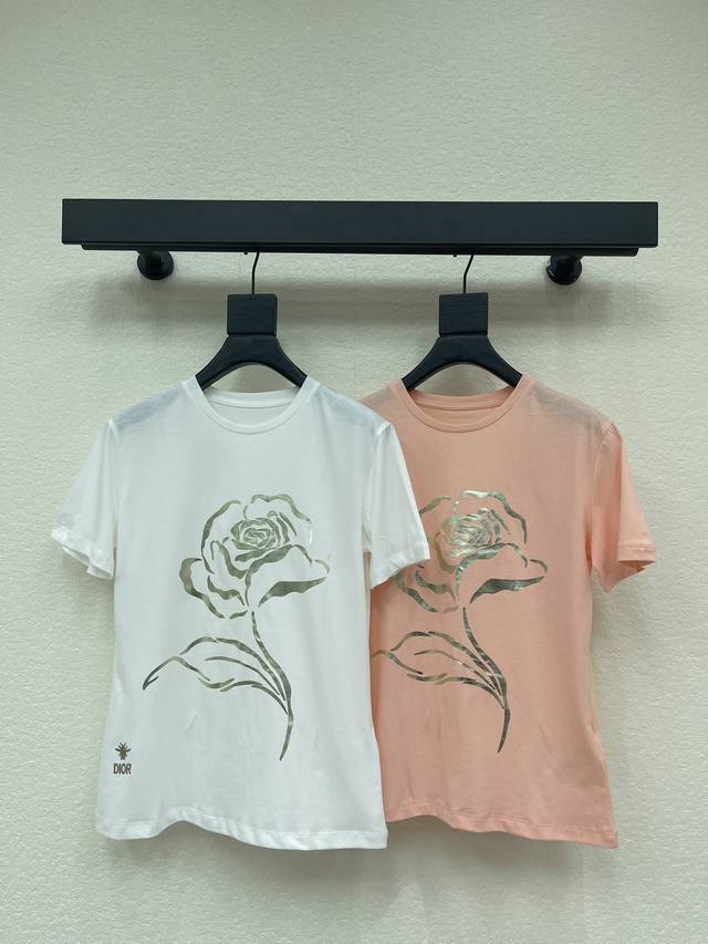 Dio*26早春新款玫瑰花烫印蜜蜂刺绣短袖T恤 高密度时髦运动风 每个日常的穿搭 俏皮减龄充满元气的设计元素 高品质 尺码Sml Aa.