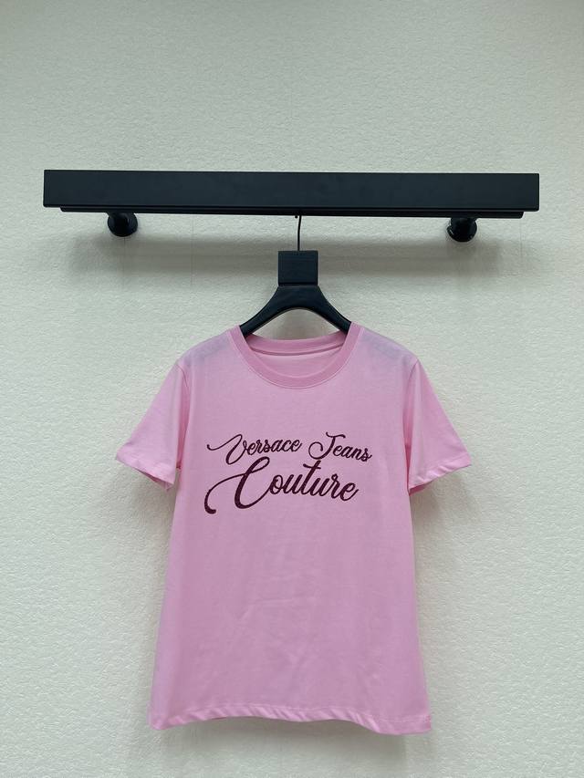 Versac*26早春新款字母印花烫钻短袖T恤 高密度时髦运动风 每个日常的穿搭 俏皮减龄充满元气的设计元素 高品质 尺码Sml Aa.