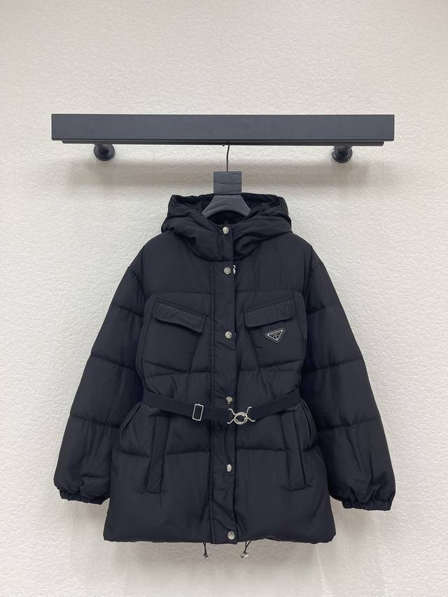 prad*25秋冬新款收腰连帽羽绒服，简单又大气，填充饱满，轻盈保暖，标志性三角形呈现的立体口袋，镶嵌经典的三角形珐琅定制五金辅料，做工精细！弹性松紧收腰，抽绳