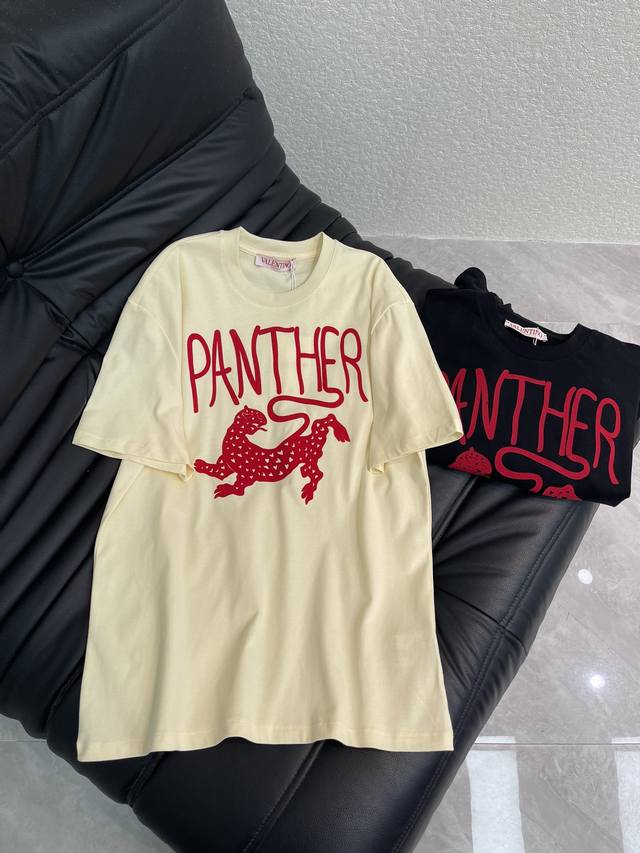 Valentin*26早春新款植绒印花短袖T恤。定制Yb原生全棉材质，透气舒适，质感十足，宽松短袖T恤裁剪，凸显品牌格调。采用克重纯棉制成，略带有弹力，呈现显瘦