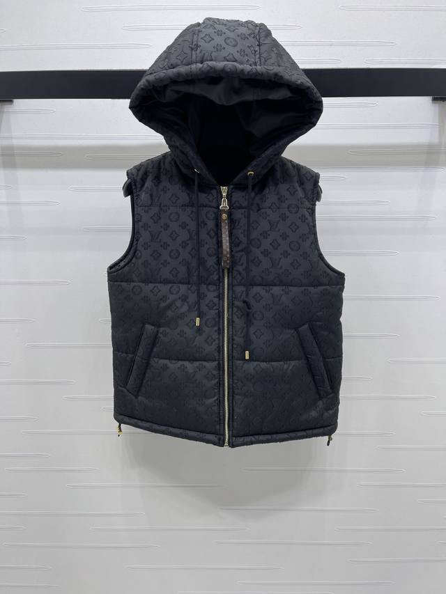 上新原单高端品质Louis Vui*Ton 2025秋冬最新系列！连帽夹棉马甲！定制进口材质 内里夹棉填充 保暖舒适保暖 黑色主调搭配Monogram图案，低调