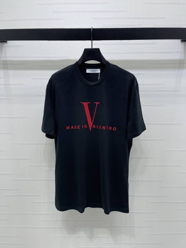 上新原单高端品质 Valentin*2026早春最新系列！植绒字母圆领短袖T恤！定制原生全棉材质，透气舒适，质感十足，宽松短袖T恤裁剪，凸显品牌格调。采用克重纯