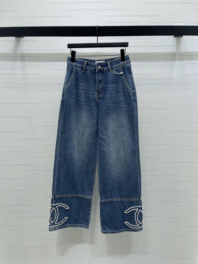 上新原单高端品质 Chane* 2025秋冬最新系列！高腰直筒阔腿牛仔裤！定制斜纹棉牛仔材质 多重水洗 呈现出挺括质感 高腰系扣直筒牛仔裤裁剪 基础轮廓线耐看高