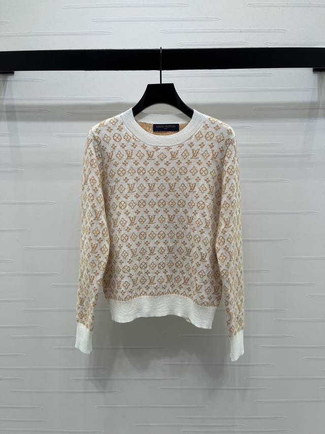 上新原单高端品质Louis Vui*Ton 2025秋冬最新系列！提花针织套头长袖毛衣！定制羊毛混纺纱线织造 质感高级舒适 针织长袖剪裁 通体装点标志性四叶草元