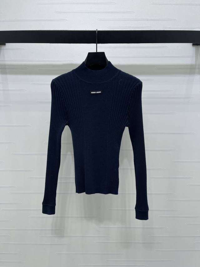 上新原单高端品Miumi* 2025秋冬最新系！半高领针织长袖！定制羊毛纱线织造 质感高级舒适 修身针织长袖剪裁 胸前装点标志性字母徽标图案 彰显品牌个性 凸显