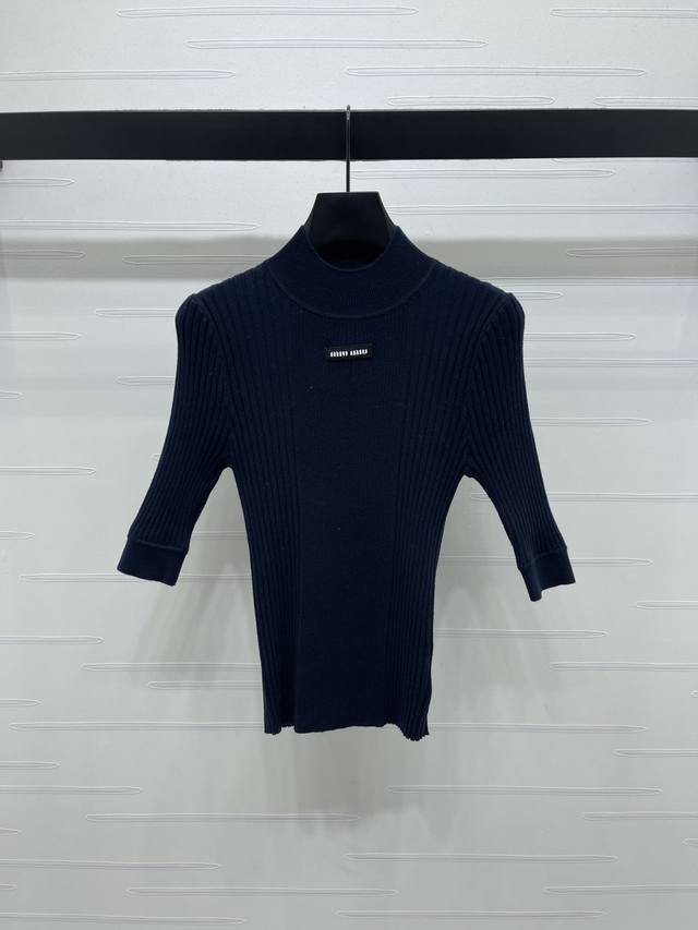 上新原单高端品Miumi* 2025秋冬最新系！半高领针织短袖！定制羊毛纱线织造 质感高级舒适 修身针织短袖剪裁 胸前装点标志性字母徽标图案 彰显品牌个性 凸显