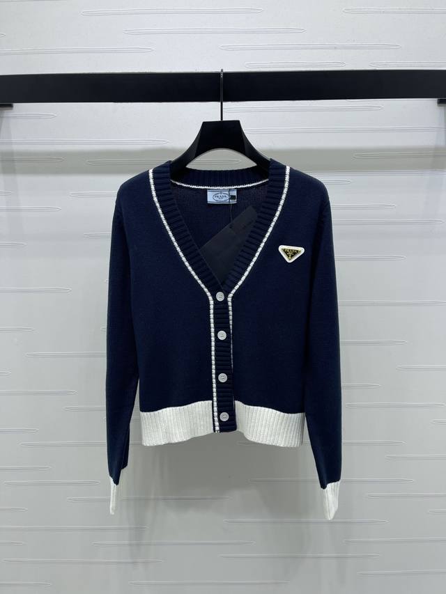 上新原单高端品质 prad* 2025秋冬最新系列！撞色针织开衫！定制羊毛纱线织造 质感高级 弹力舒适 V领长袖开衫剪裁 通体细腻针织纹理 开襟条纹包边 袖口与