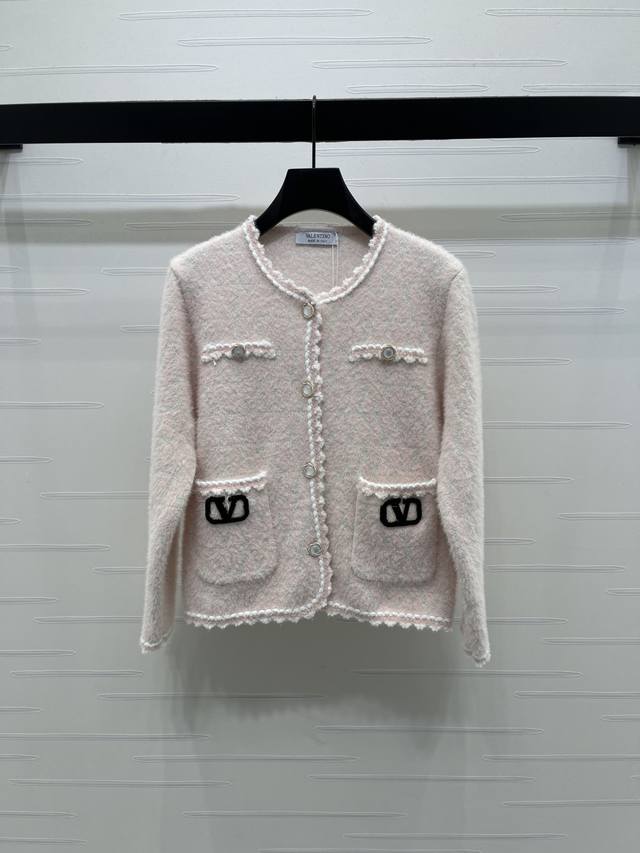 上新原单高端品质 Valentin*2025秋冬最新系列！圆领提花针织开衫！定制羊毛纱线织造 质感细腻 穿搭舒适 圆领针织开衫剪裁 通体V形字母提花分布 开襟条