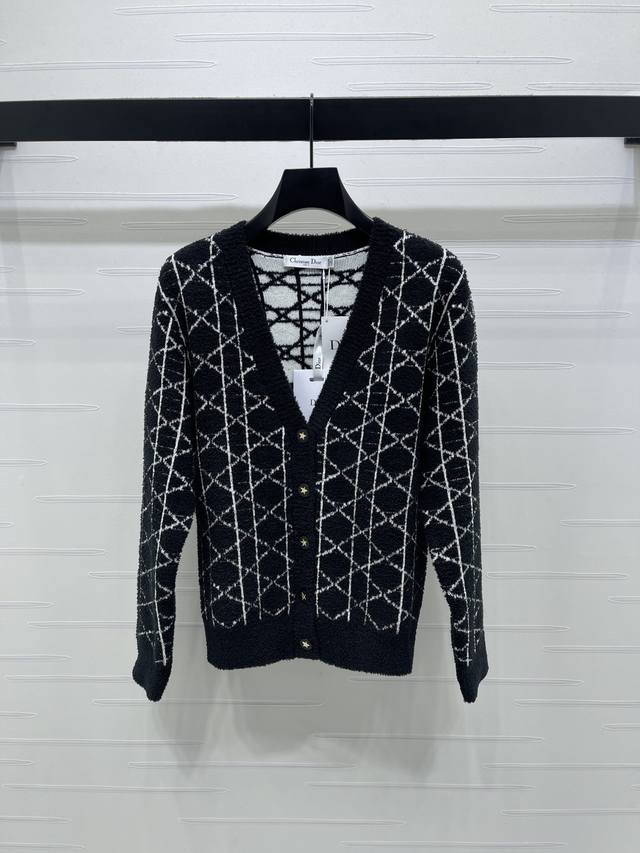上新原单高端品质 Dio* 2025秋冬最新系列！藤格纹针织V领开衫！定制进口羊毛纱线织造 质感高级 弹力舒适 针织V领长袖开衫剪裁 通体利用细腻钩针肌理交织