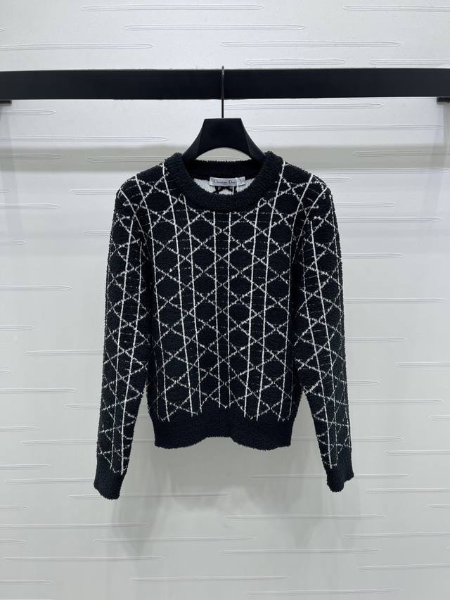 上新原单高端品质 Dio* 2025秋冬最新系列！藤格纹针织套头毛衣！定制进口羊毛纱线织造 质感高级 弹力舒适 针织圆领长袖剪裁 通体利用细腻钩针肌理交织 勾勒