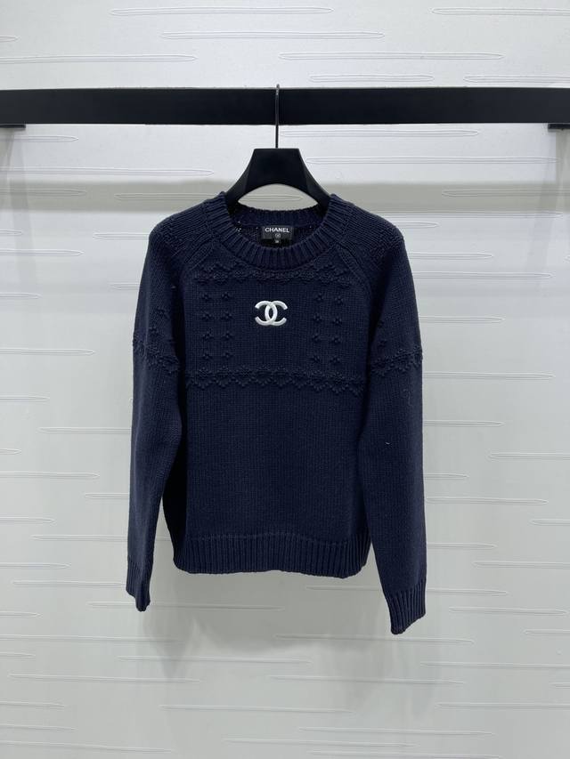 上新原单高端品质 Chane* 2025秋冬最新系列！双C字母刺绣针织毛衣！定制进口羊毛针织材质 柔软舒适 通体包边饰以弹力螺纹贴合收紧处理 增添造型层次感 胸