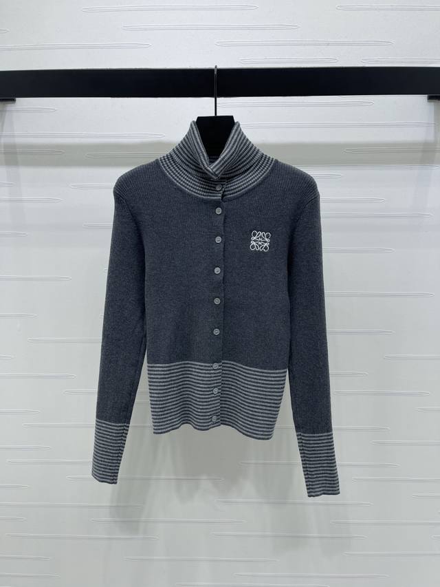 上新原单高端品质Loew*2025秋冬最新系列！条纹撞色高领长袖开衫！定制羊毛针织材质 质感光泽 弹力十足 翻领长袖开衫裁剪 大身素色打底领袖口衣摆撞色条纹呼应