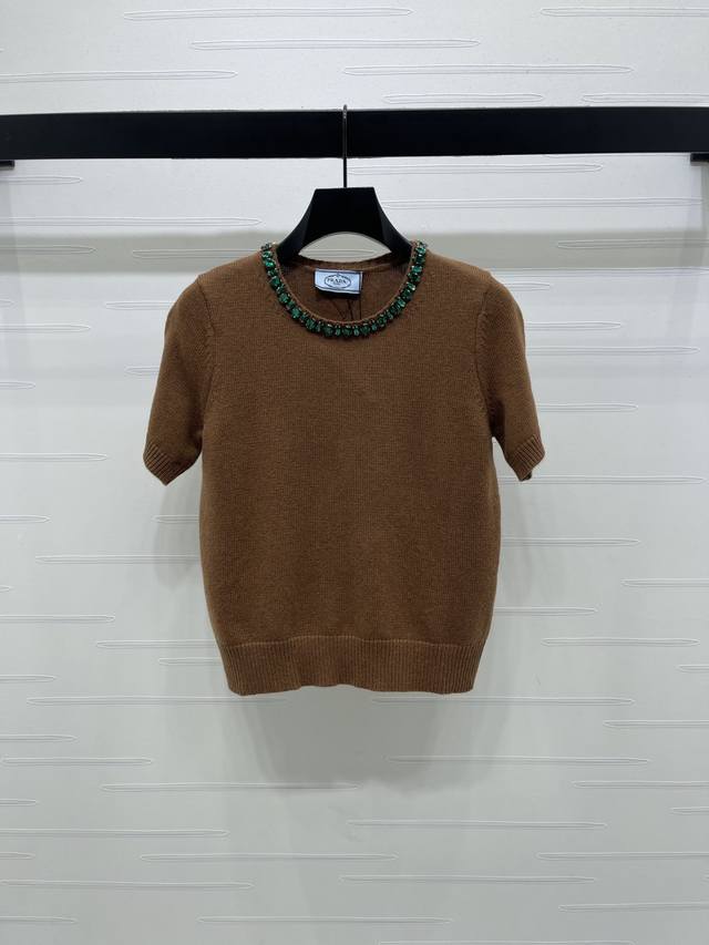 上新原单高端品质 prad* 2025秋冬最新系列！官网同步 重工领口水钻针织短袖！定制羊毛针织材质织造 质感高级 细腻柔软 通体利用纯色细密针肌理 搭配领口黄