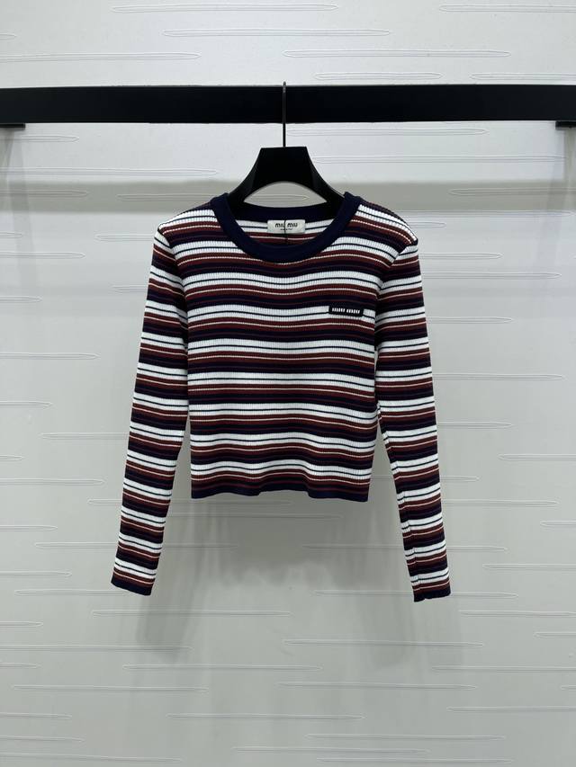 上新原单高端品质 Miumi*2025秋冬最新系列！条纹针织长袖上衣！定制羊毛纱线织造 质感细腻 柔软舒适 圆领针织长袖上衣剪裁 领口螺旋纹包边 形成颜色碰撞