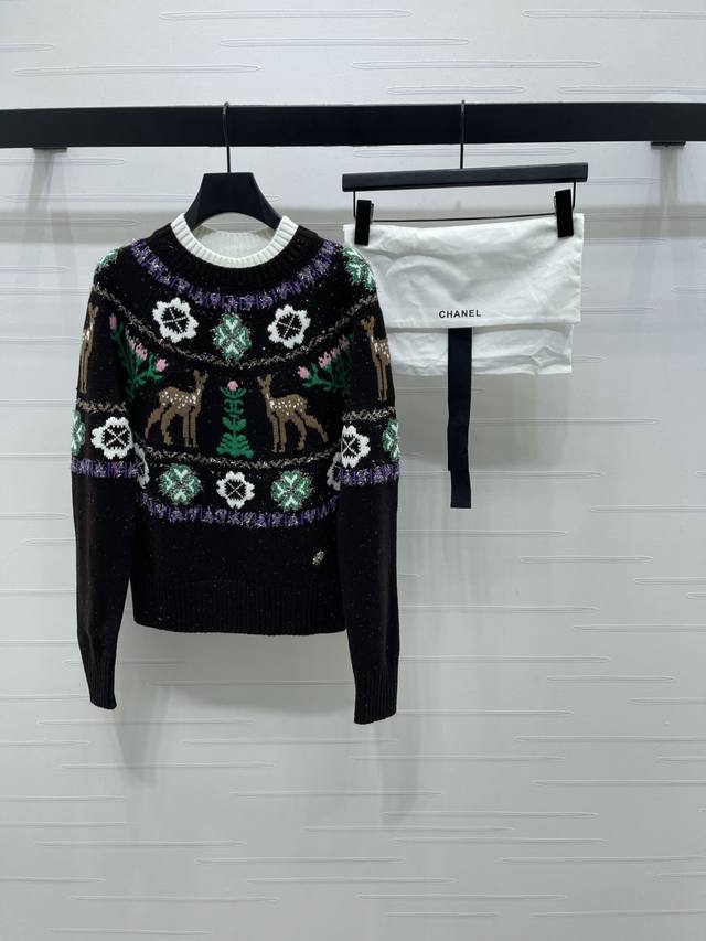 上新原单高端品质 Chane* 2025秋冬最新系列！重工钩花小立领套头毛衣！同步 Coco圣诞滑雪系列 定制羊绒针织材质，质感高级，舒适柔软，小立领长袖毛衣，